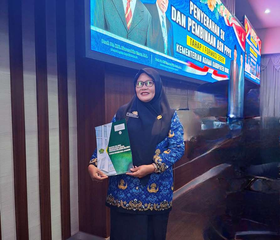 Nenen Nur, guru MIN 4 Bone, tak kuasa menahan haru saat menerima Surat Keputusan (SK) pengangkatan sebagai ASN PPPK Kementerian Agama, Senin (2/6/2025) di Gedung PKK Kabupaten Bone. Momen ini menjadi puncak dari pengabdian 20 tahun yang penuh dedikasi.