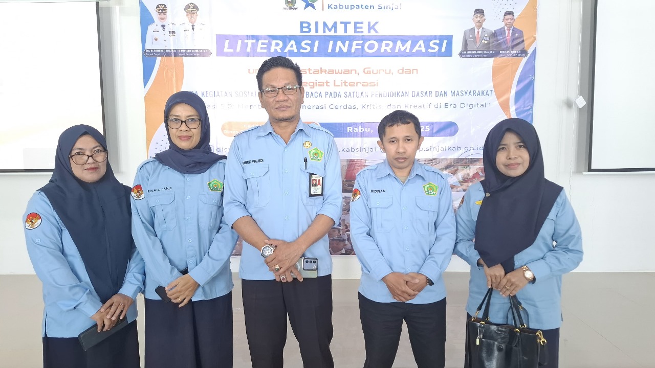 Kepala Perpustakaan MIN 2 Sinjai (kedua dari kiri)