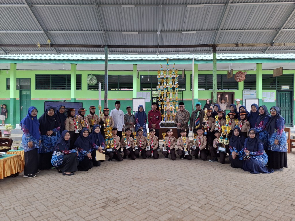 Raihan piala Cheetah Scout MIN Maros saat di ajang Tekpram GT Sulsel 2025.