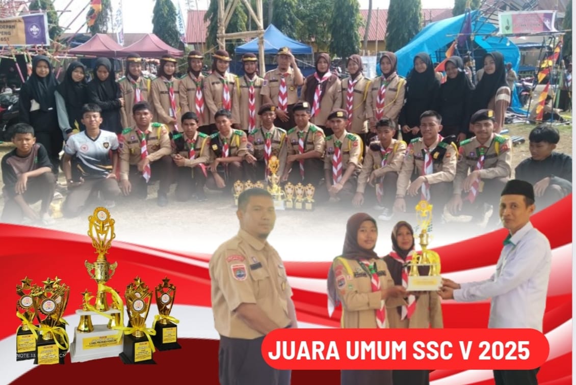 Penyerahan Piala Juara Umum kepada Bapak Kepala Madrasah didampingi oleh Kakak Pembina