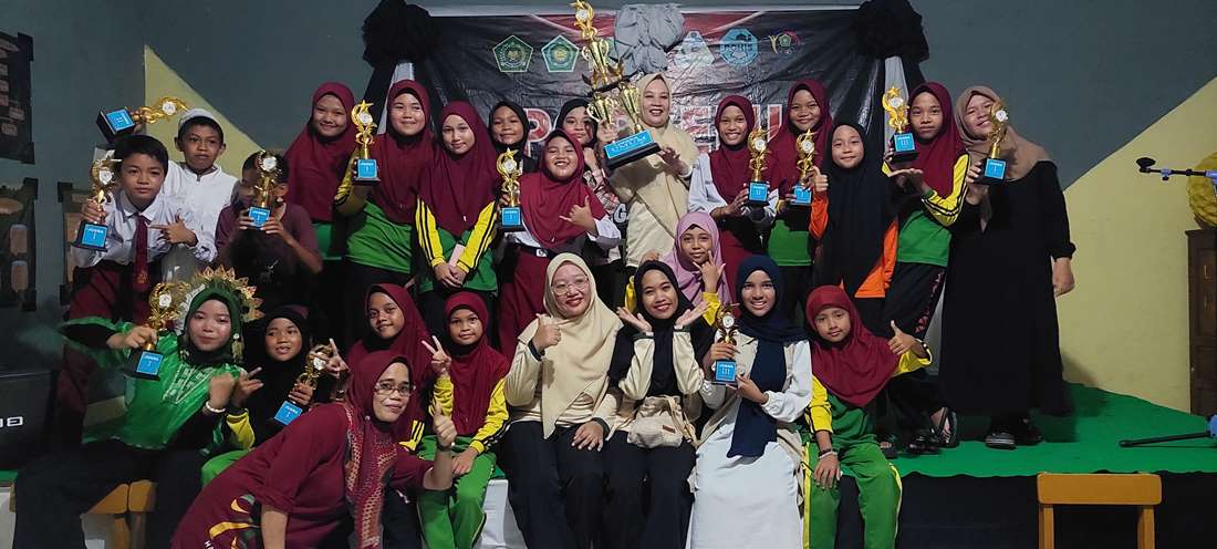 Guru dan siswa MIN 4 Bone berpose bersama usai menerima penghargaan sebagai Juara Umum PORSENI MTs Sailong 2025. Dengan raihan 8 emas, 2 perak, dan 2 perunggu, momen ini menjadi bukti nyata kerja keras dan semangat juang seluruh tim.