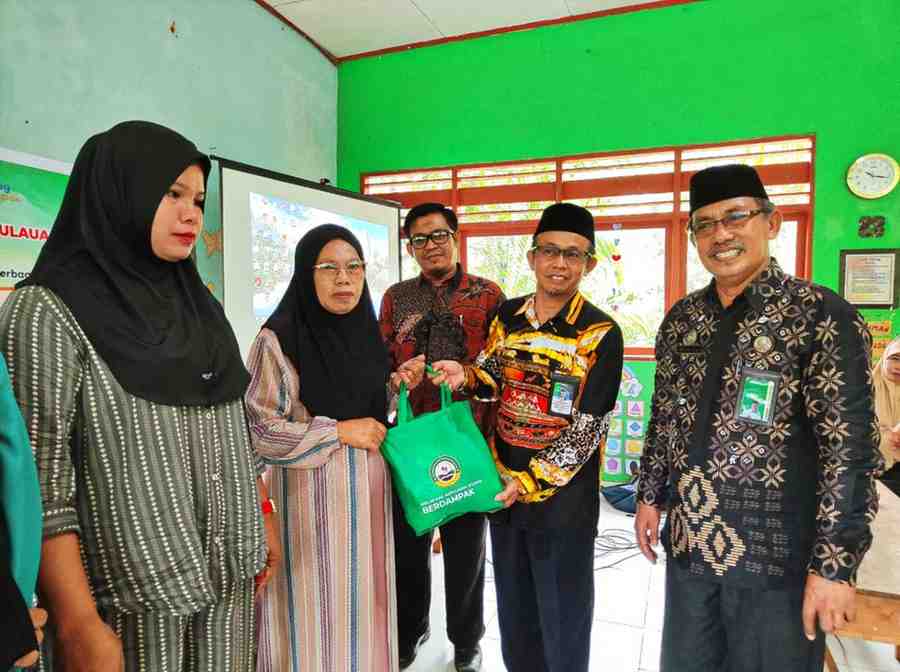 KKMI bagi-bagi Sembako kepda Masyarakat Kurang Mampu di Ssekitar Madarsah