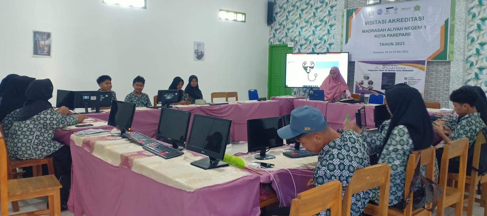 Guru MAN 1 Parepare gunakan permainan teka teki silang dalam pembelajaran