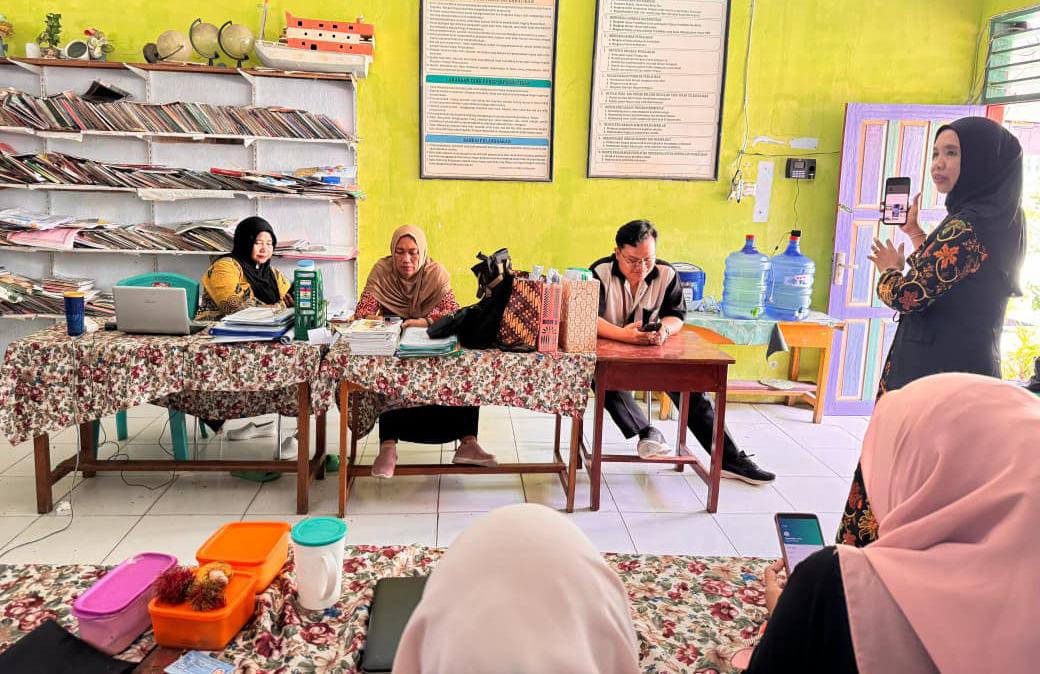 Pengawas MI Dampingi Pengisian Aplikasi MAGIS di MI DDI Kampung Baru