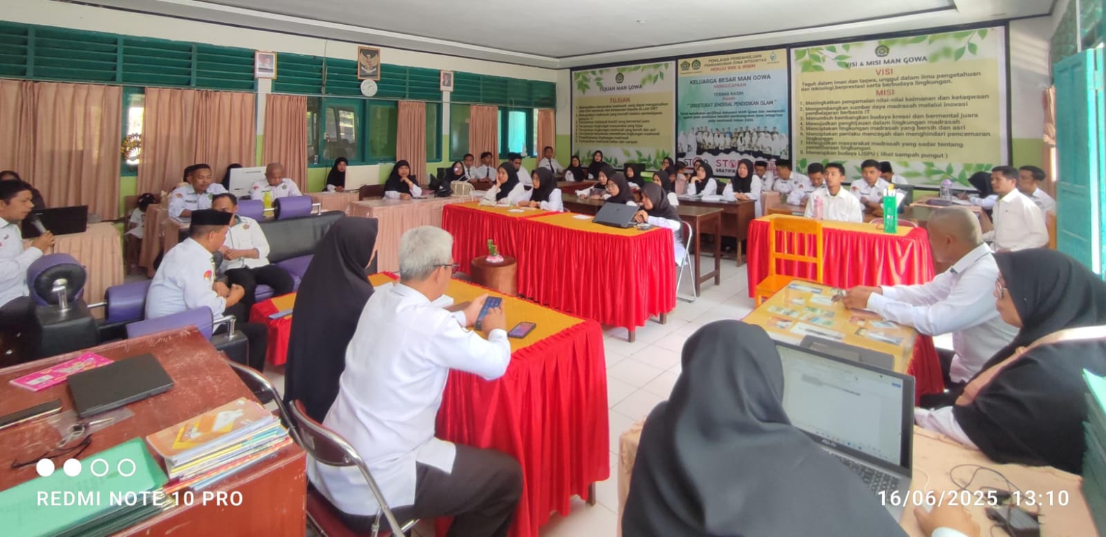 Pertemuan di ruang guru