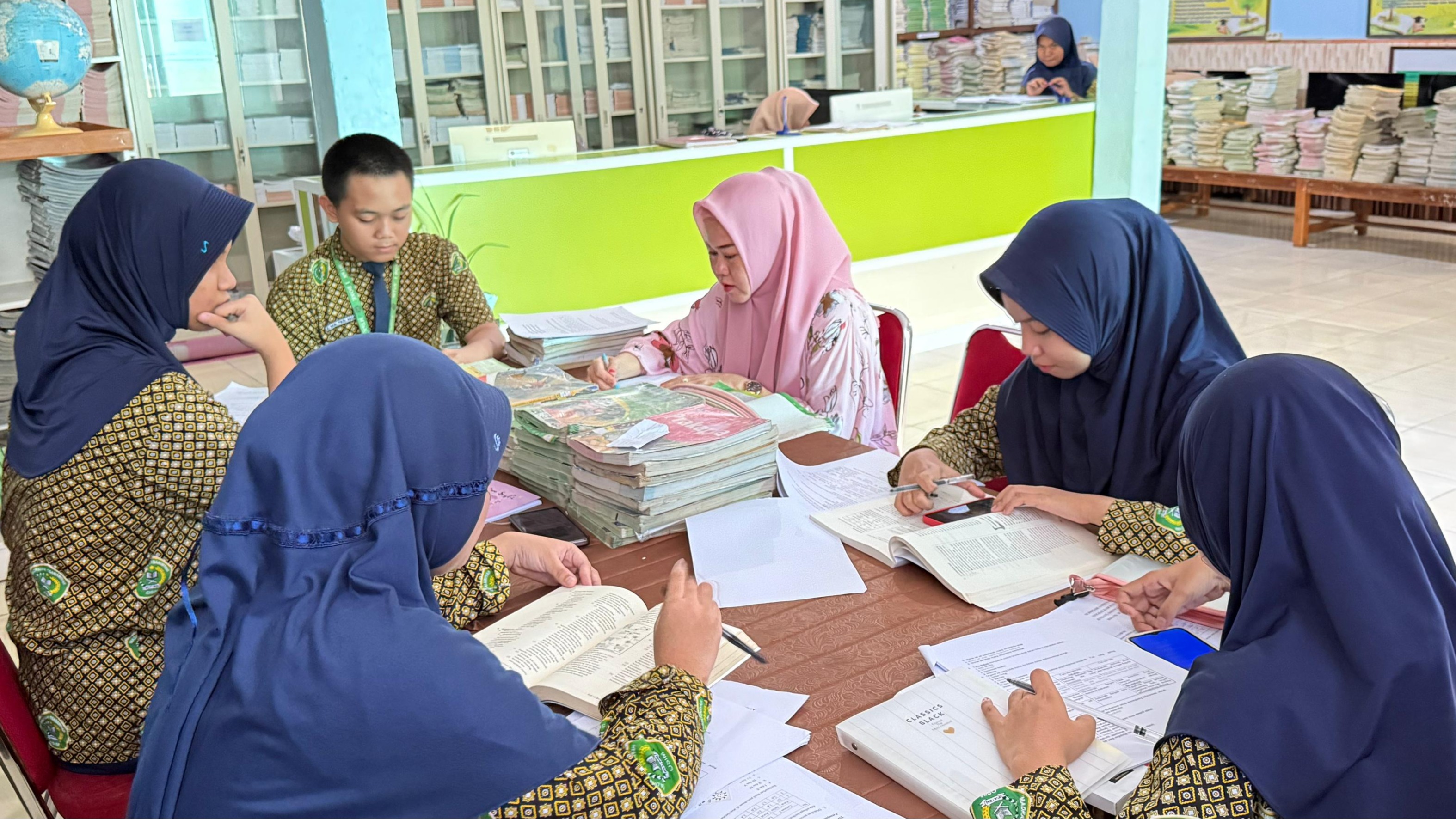 Demi Prestasi, Guru IPA MTsN 1 Bone All Out Bimbing Siswa OSN-K