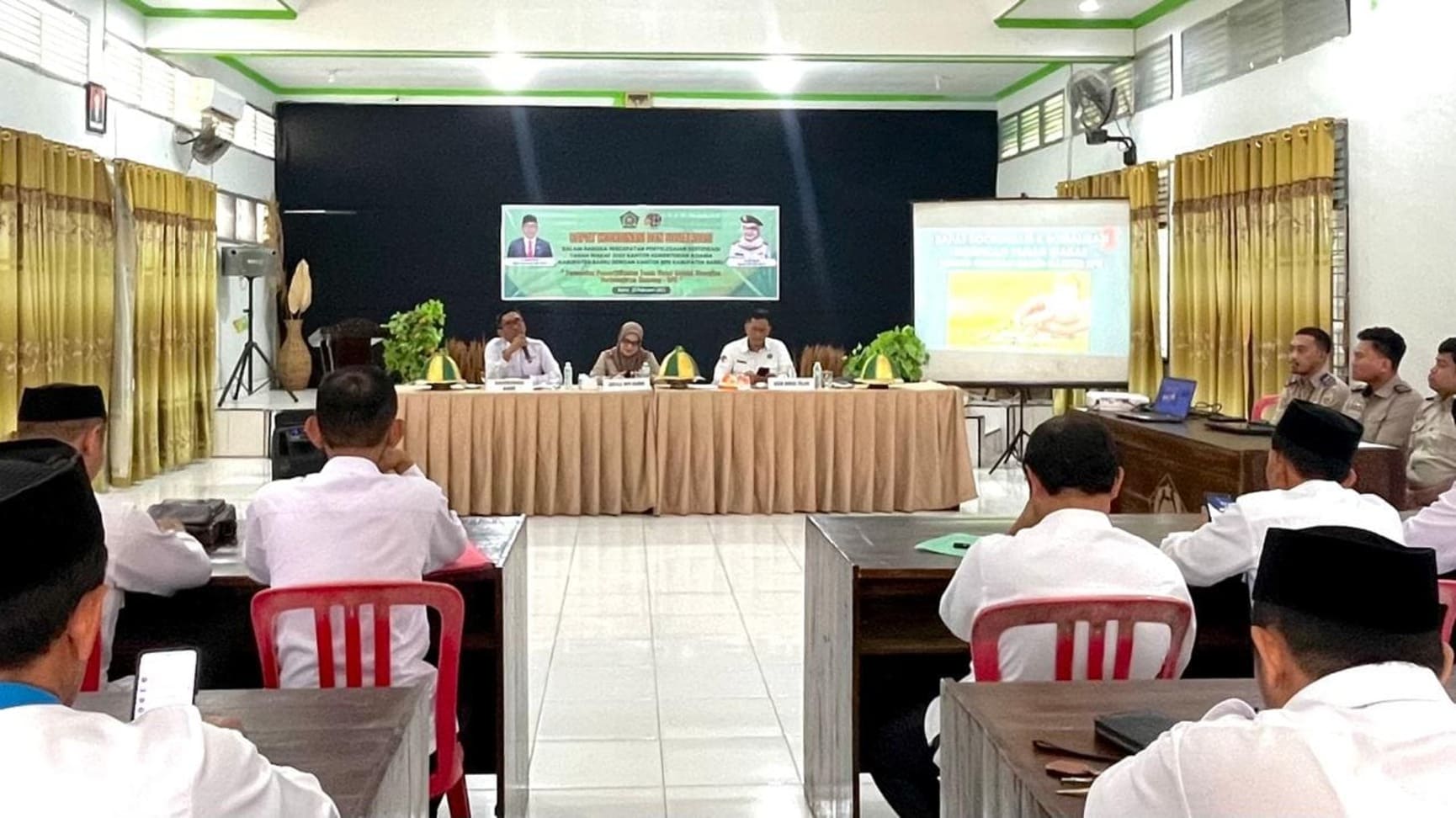 Rapat koordinasi dan sosialisasi percepatan sertifikasi tanah wakaf.