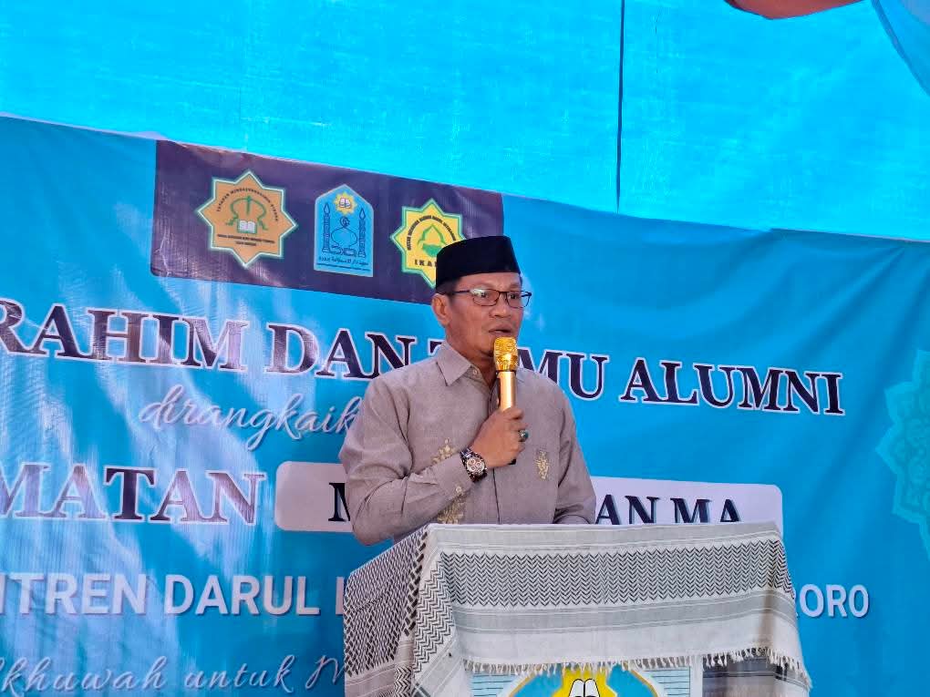 Kepala Kemenag Sinjai saat didaulat memberikan sambutan pada kegiatan Temu Alumni dan Silaturahmi di Pondok Pesantren Darul Istiqamah Biroro