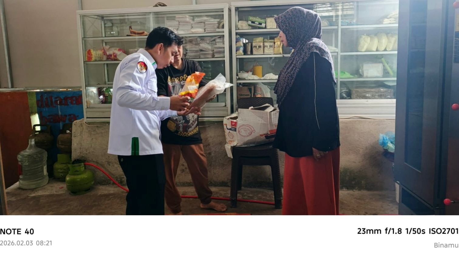 Bimas Islam dan pengawas Jaminan Produk Halal (JPH) melakukan kunjungan pendampingan ke salah satu rumah produksi roti rumahan