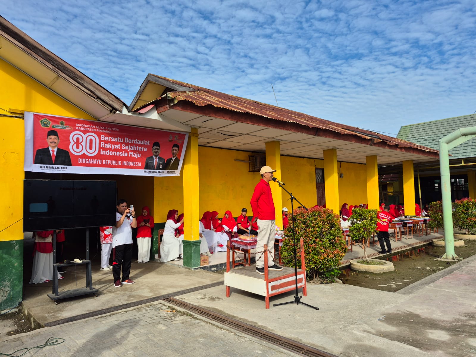 Kreatif dan Kompak, MAN Pinrang Rayakan HUT RI ke-80 lewat Senam dan Papermob