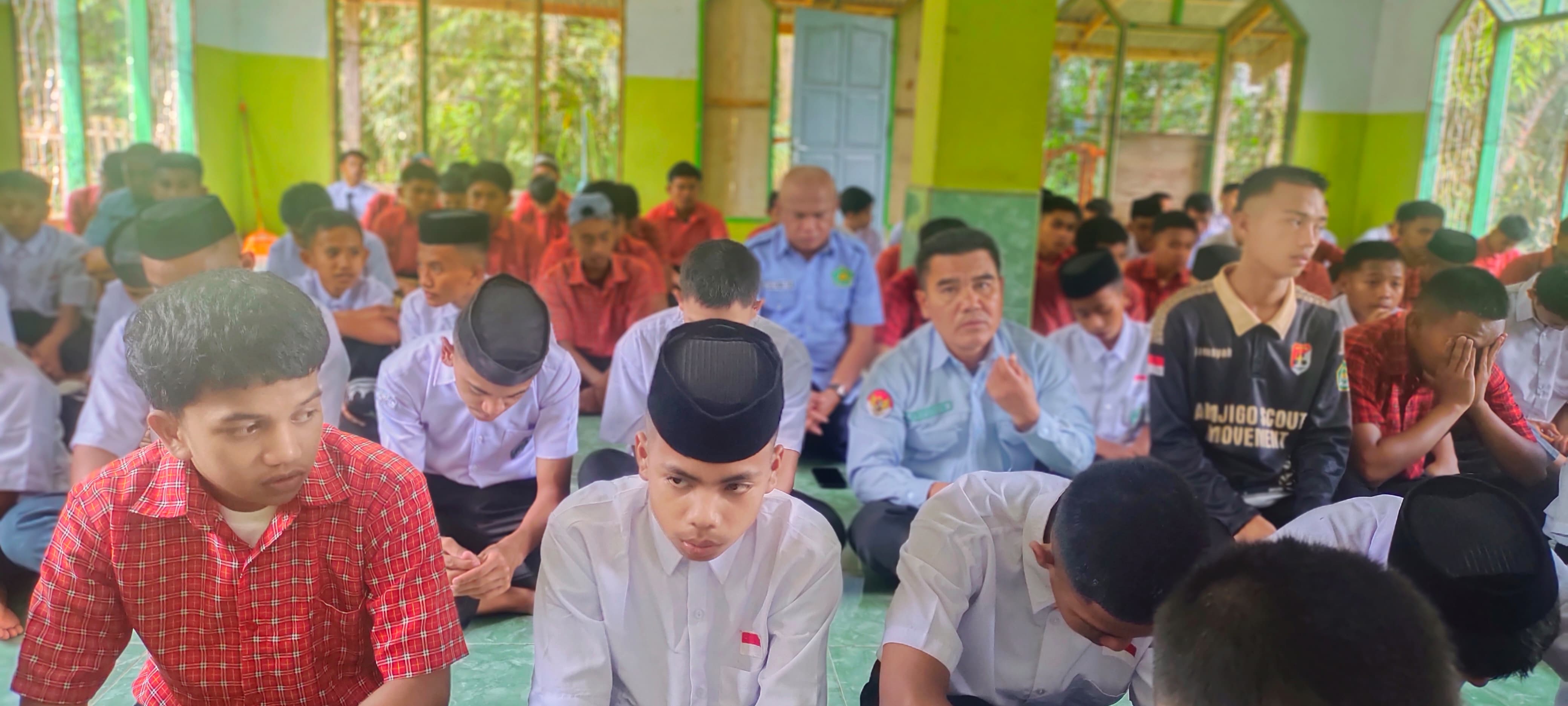 Kekhusyukan siswa saat zikir