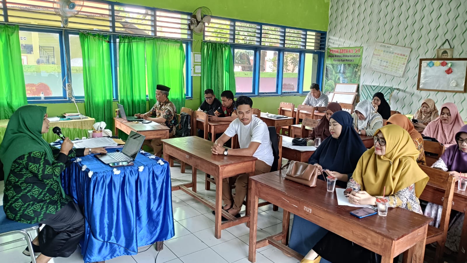 Suasana pertemuan di kelas