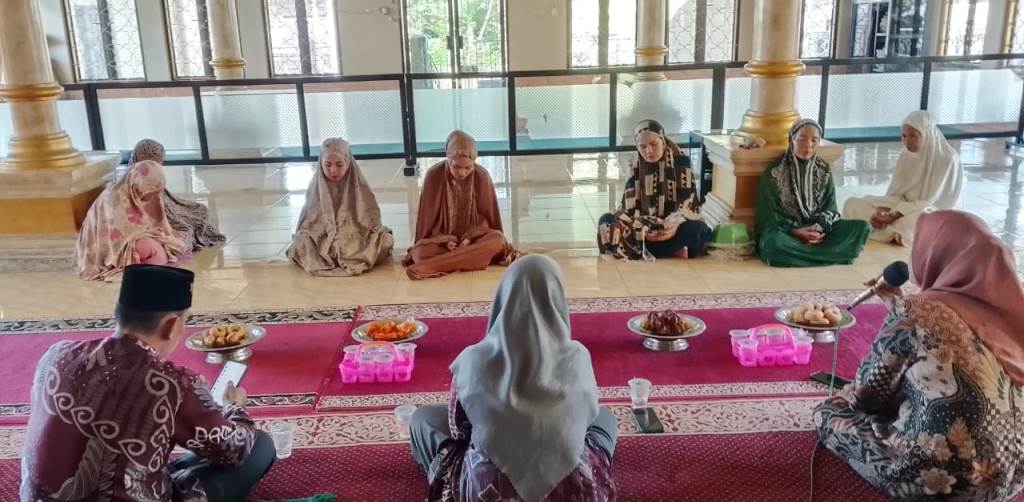 ASN Penyuluh Agama Islam KUA Kec. Cenrana: Budiman, Daniati, Rosna, dan Agusnawati saat membimbing muhasabah diri bersama jamaah Majelis Taklim Permata Nurul Huda, Desa Watangta, Rabu (23/7/2025).