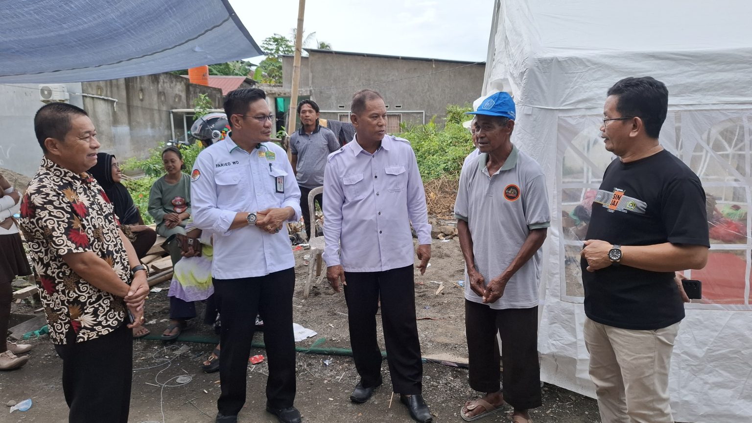 Faried Wajedi saat melihat langsung kondisi rumah milik Irfan Salamung yang juga merupakan Pendidik MTsN 4 Sinjai yang rata di lalap si jago merah