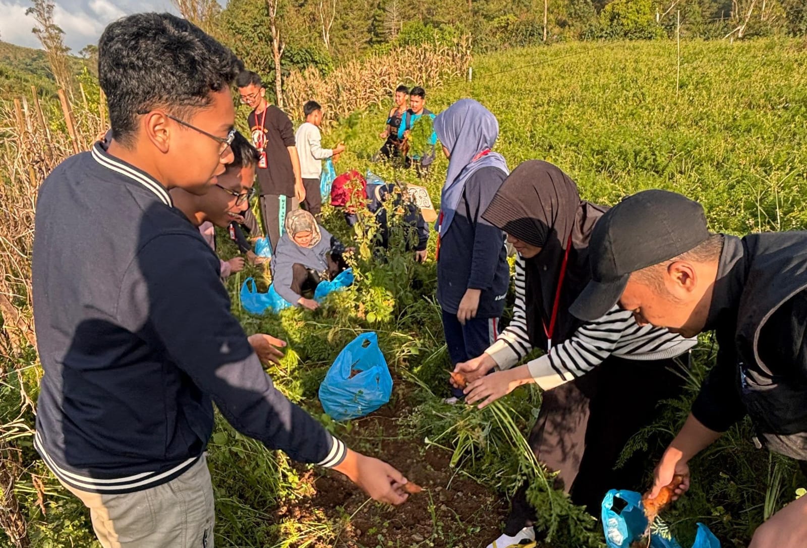 Para siswa saat panen