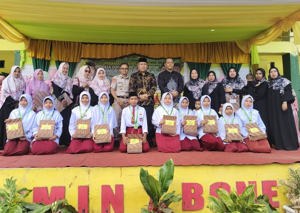 Foto bersama Ka Kankemenag Bone, Ketua Komite, Kepala MIN 7 Bone, orang tua murid dan para murid terbaik usai penerimaan hadiah dan penghargaan