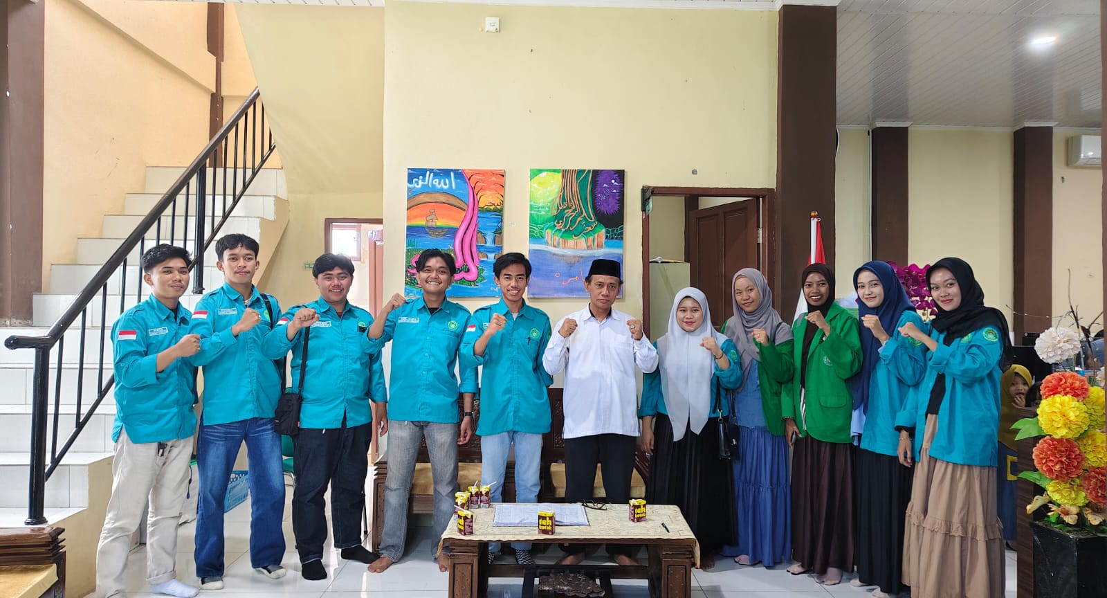 Kasubbag TU Abdul Kadir bersama pengurus DEMA STAI DDI Maros.
