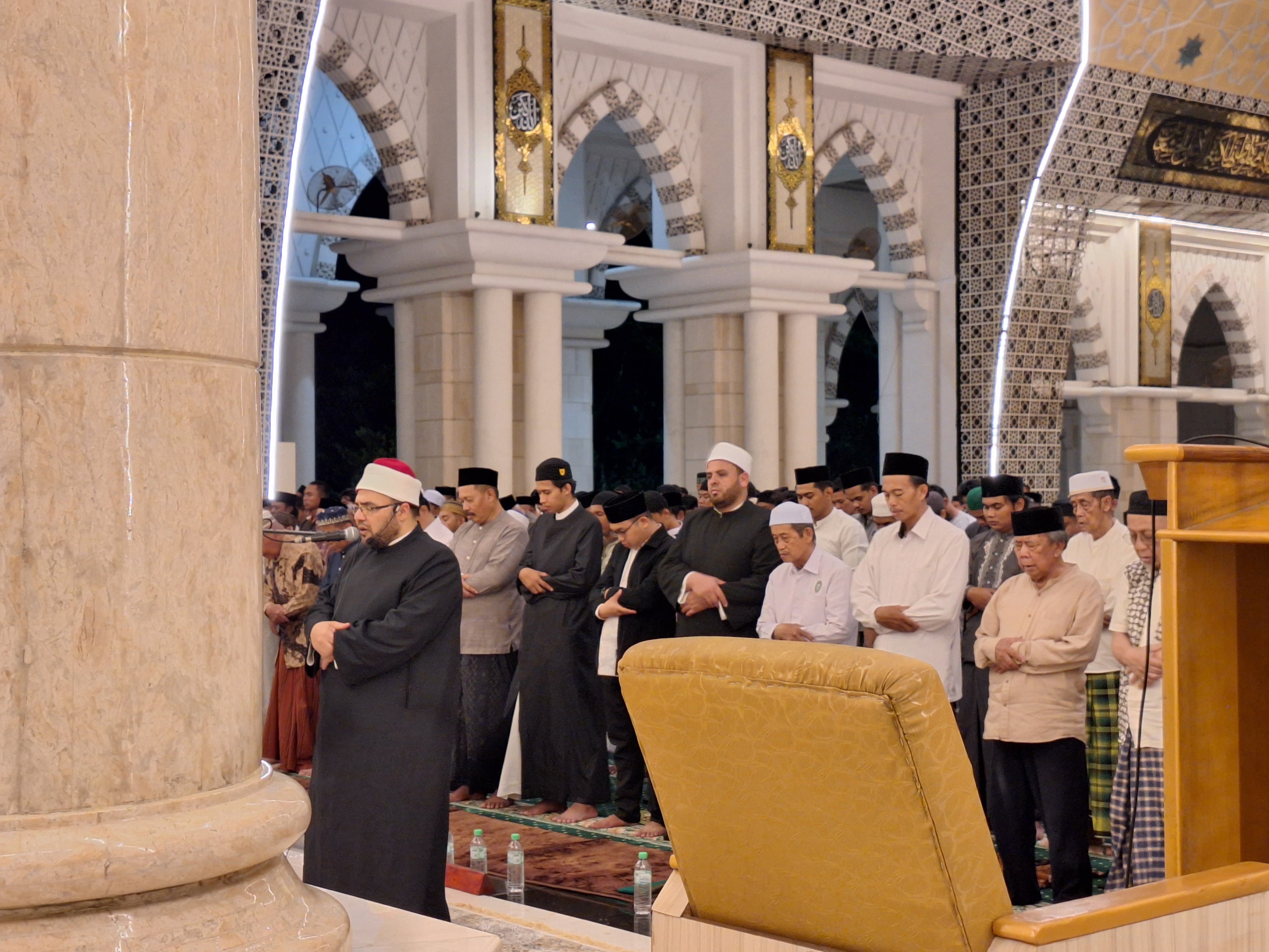 Awali Safari Di Sulsel, Dai dan Qori Asal Kairo Mesir, Ceramah serta Pimpin Tarawih Masjid Raya Makassar