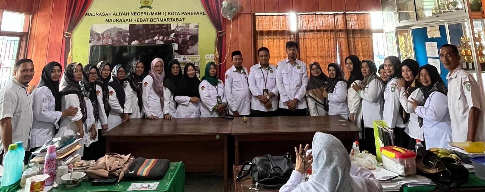 Foto bersama 3 Guru MAN 1 Kota Parepare yang akan bertugas di daerah asal