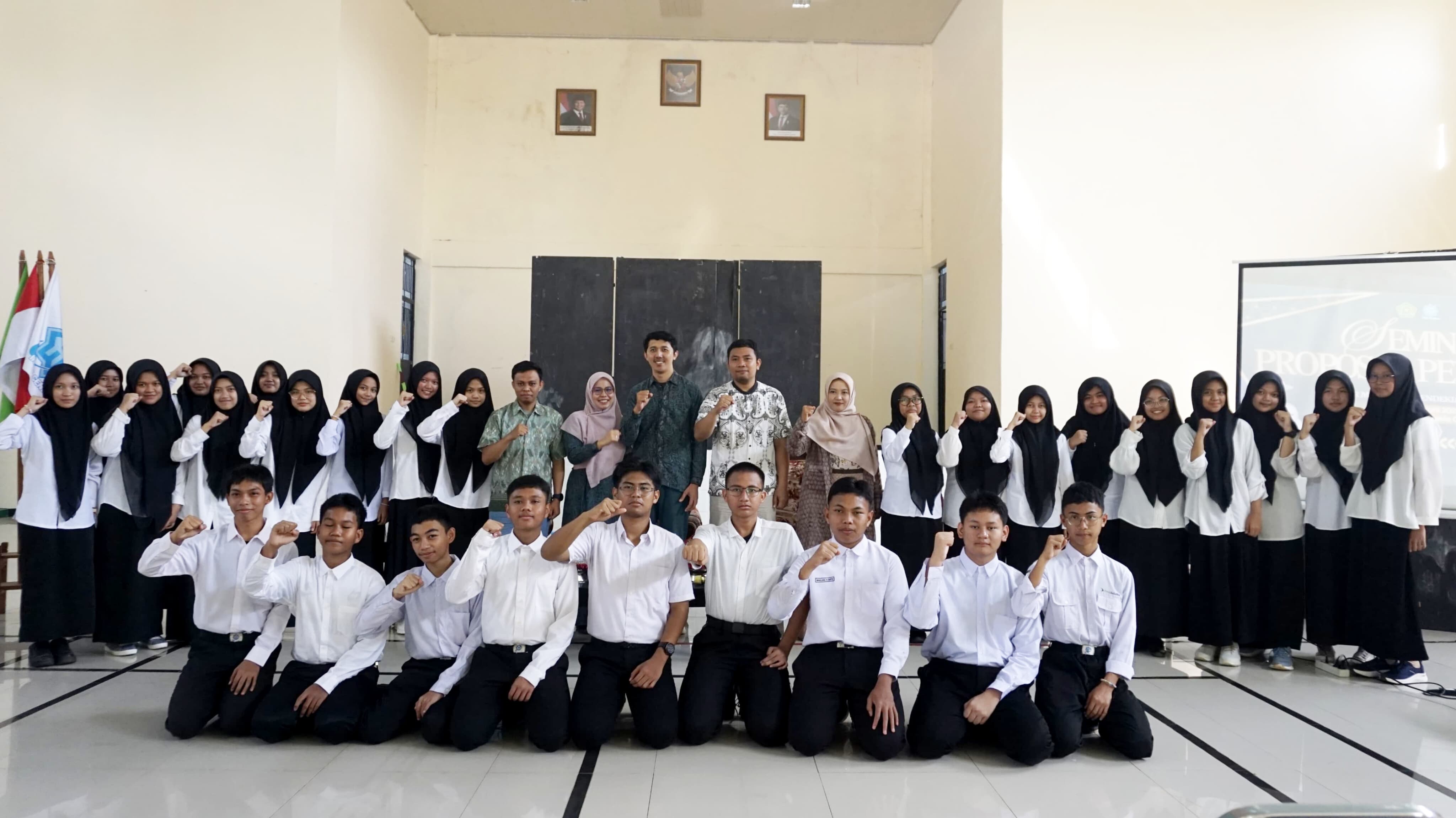 Tim Peneliti bersama guru pembimbing