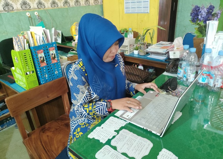 Guru MAN Sidenreng Rappang Lengkapi Data Administrasi PBM untuk Kesiapan Supervisi