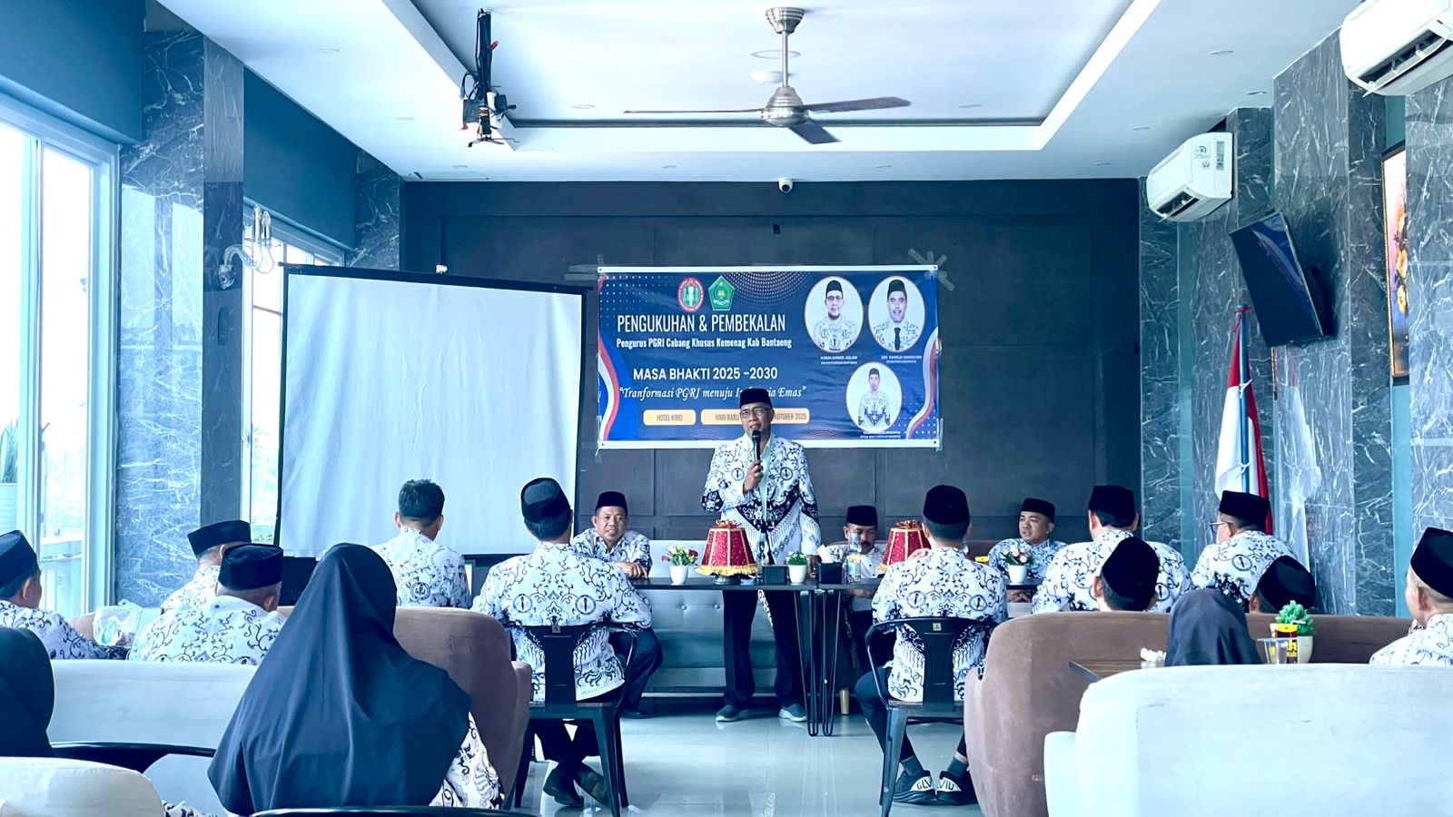 Pengukuhan dan Pembekalan PGRI Kemenag Bantaeng, Kepala Kantor Ajak Tebar Cinta dan Kasih Sayang (Foto: Humas Kemenag Bantaeng)