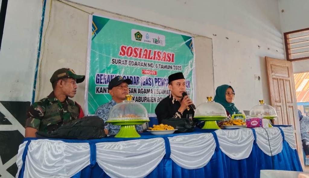 Kepala KUA Cenrana, Marratang, menyampaikan materi Gerakan Sadar Pencatatan Nikah (GAS) di hadapan orang tua siswa SMP Satap 3 Bone sebagai upaya mencegah pernikahan usia dini dan mendorong kesadaran hukum keluarga.