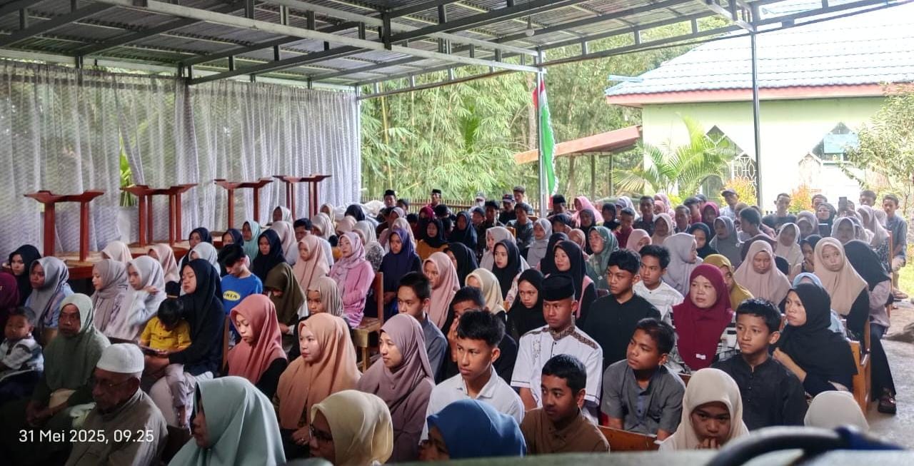 Para orang tua tampak menyimak arahan