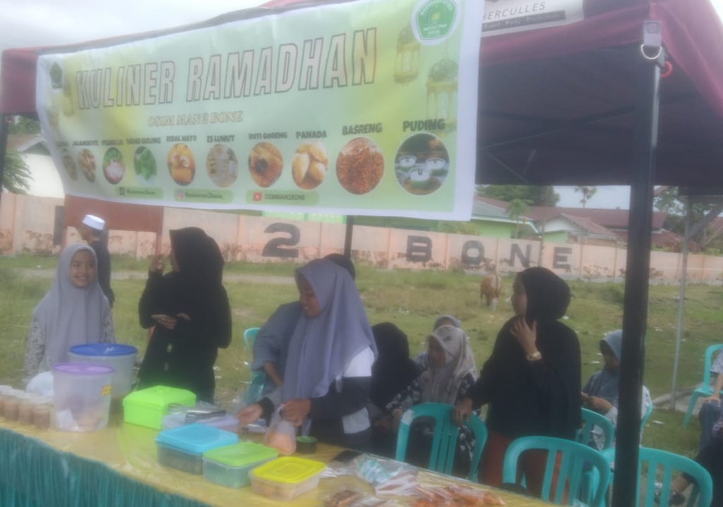 Amaliah Ramadhan 1446 H, Osim MAN 2 Bone Jajakan Takjil Buka Puasa