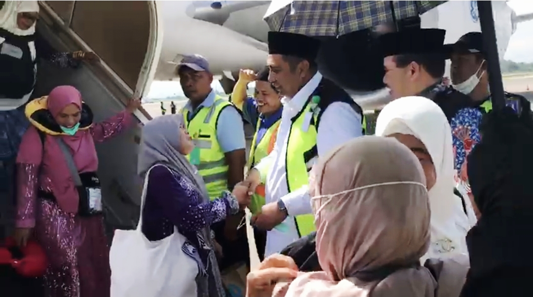 Pasangan Bupati dan Wakil Bupati Maros Jemput Jemaah Haji Kloter 12 di Apron Bandara