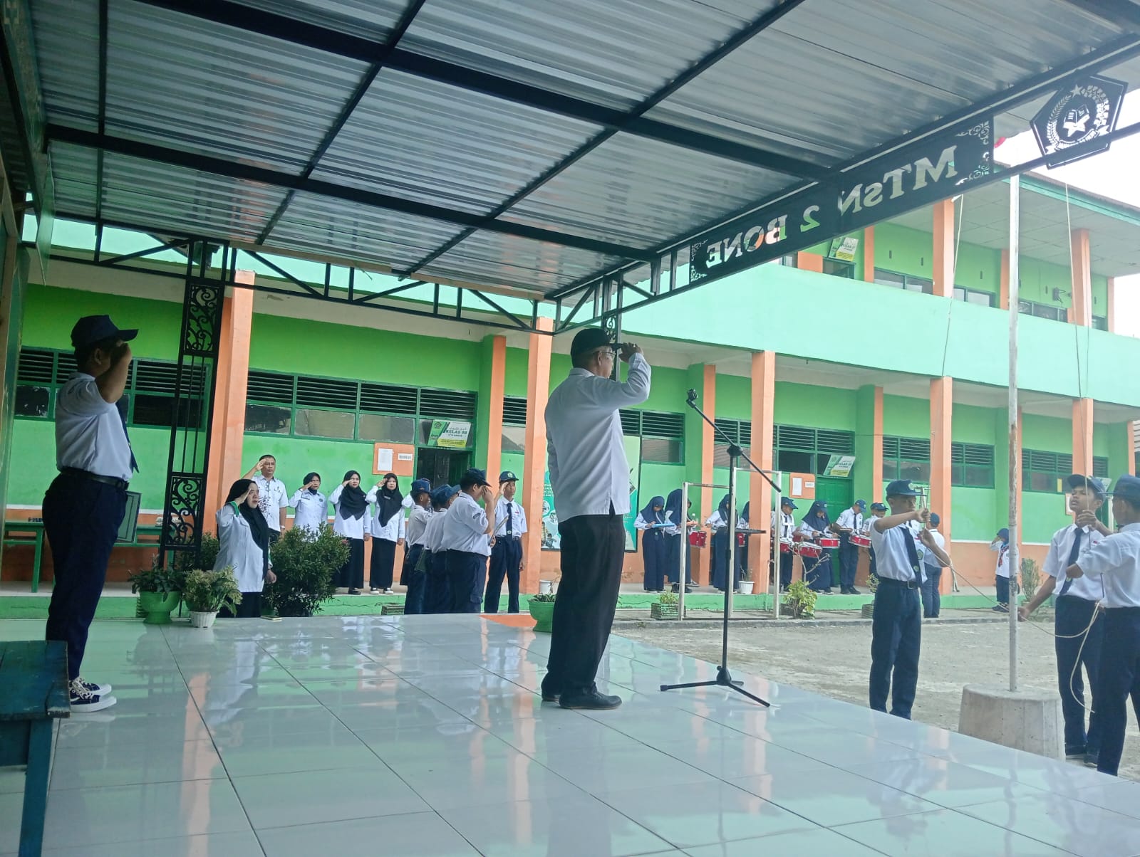 Upacara rutin MTsN 2 Bone setiap hari Senin. Plt Kepala Madrasah Pabbintang bertindak selaku pembina upacara