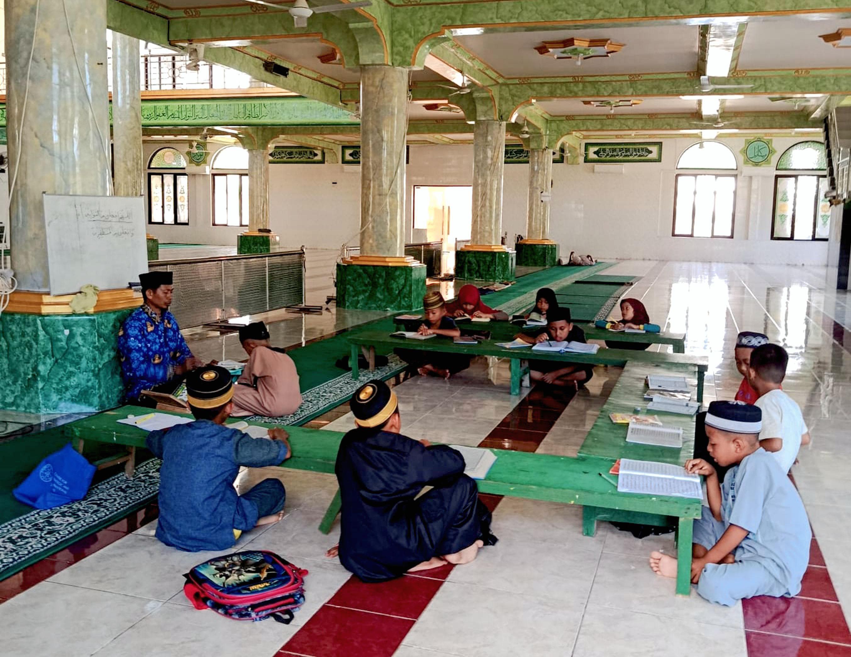 Ustadz Agus Tekuni Pembinaan Anak di Masjid Nurul Yaqin