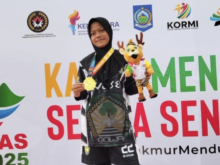 Masyita saat menerima medali