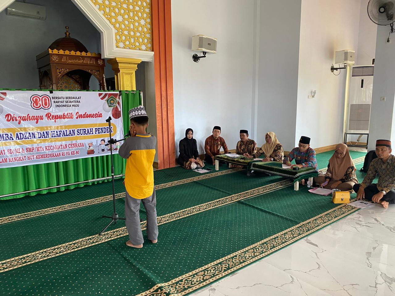 Peserta lomba adzan tingkat SD/MI tampil di Masjid Bani Hasan, berdampingan dengan Lapangan Perkemahan Cenrana, dalam kegiatan yang digelar tujuh penyuluh ASN KUA Cenrana dan dihadiri Kepala KUA Marratang, S.HI.