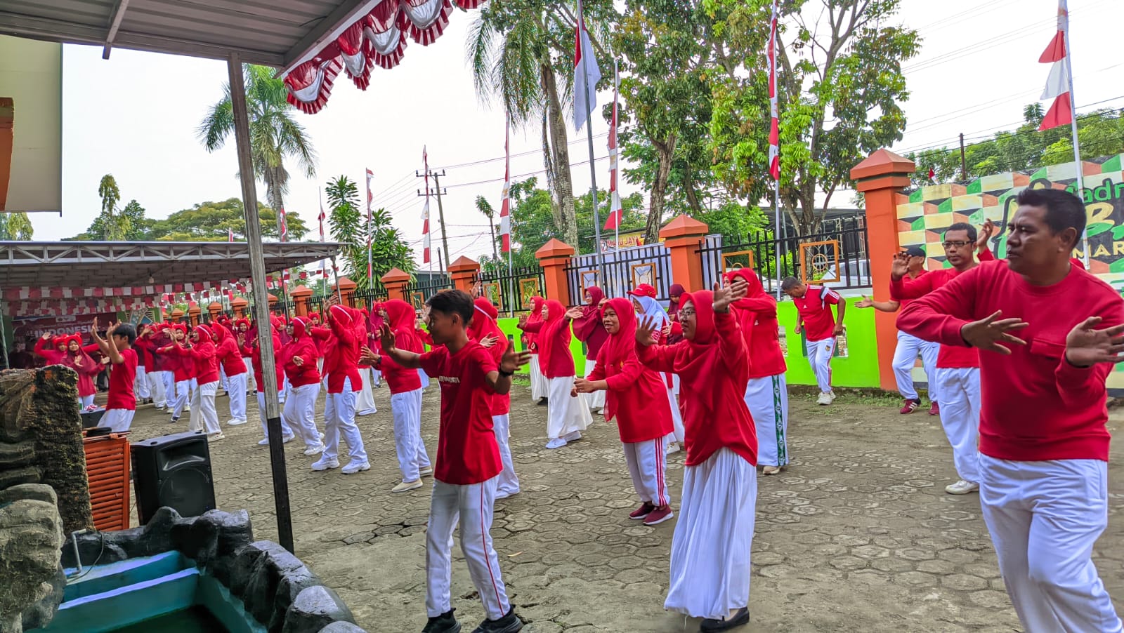 Suasana senam bersama dalam semarak HUT RI ke-80 di MAN 4 Bone