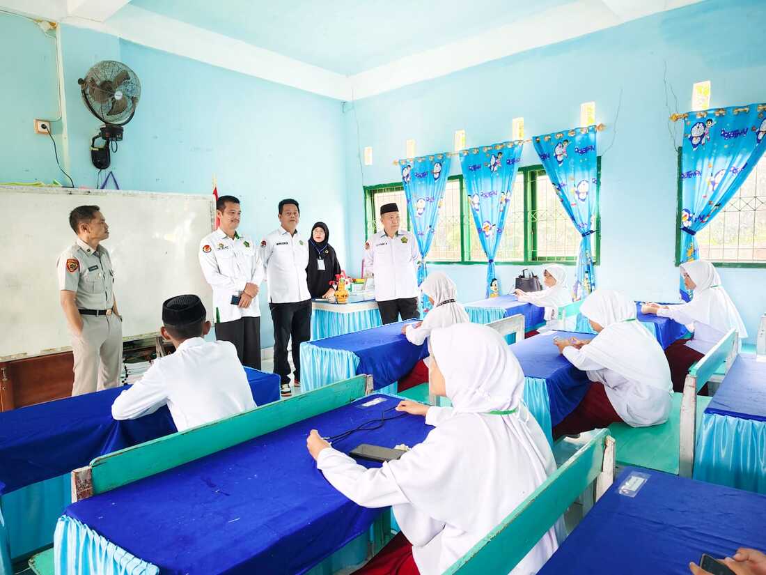 Kakan Kemenag Bone Pantau langsung pelaksanaan Asesmen Madrasah di MIN 7 Bone