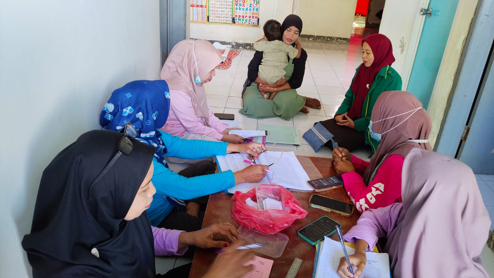 Penyuluh KUA Bantimurung dalam kegiatan Posyandu di Desa Mangeloreng. (Foto: ist)
