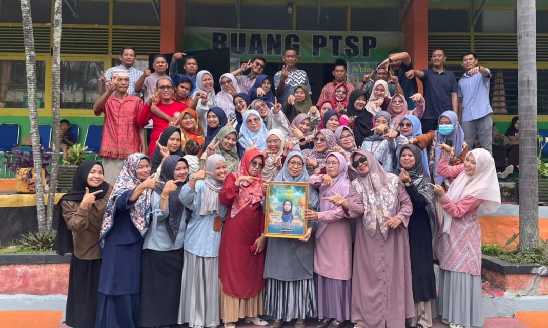 Berpose bersama dan penyerahan poster kepada purnabakti MAN 2 Parepare Andi Helmiati