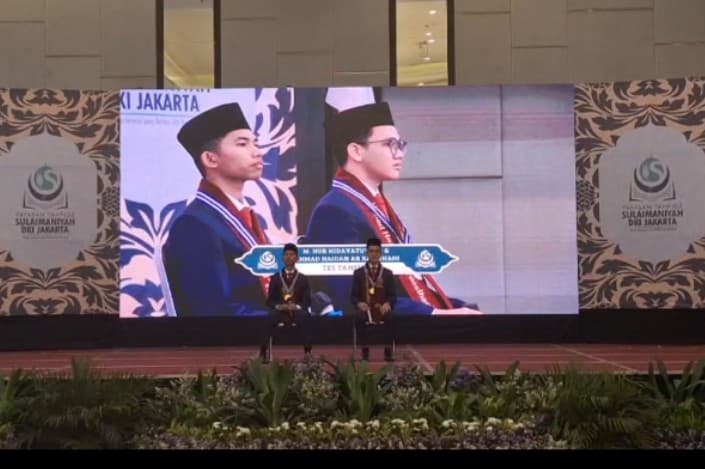 Hidayatullah saat wisuda