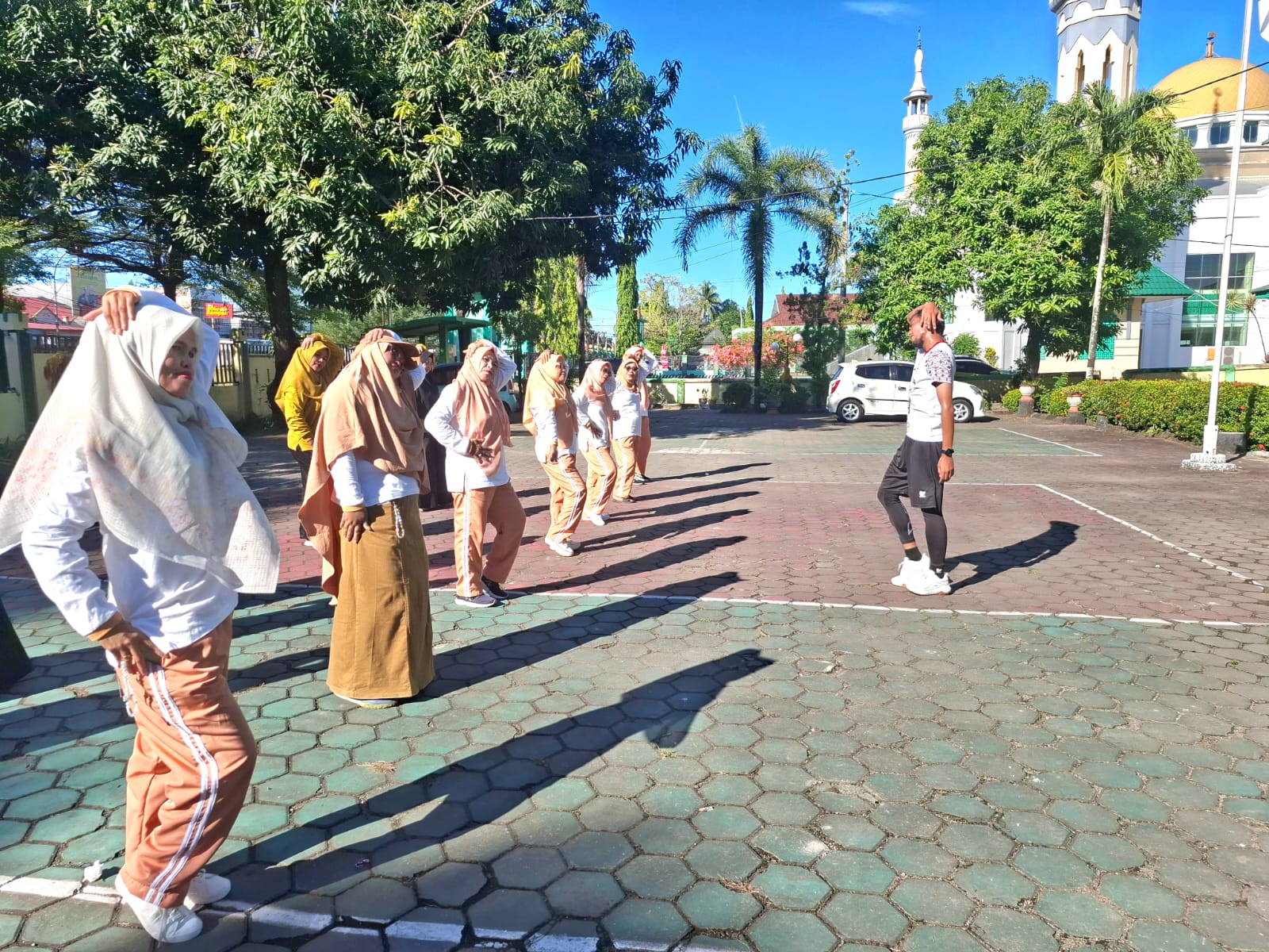 Senam sehat ala Gatot Sulistyoadi Guru CPNS Penjasorkes