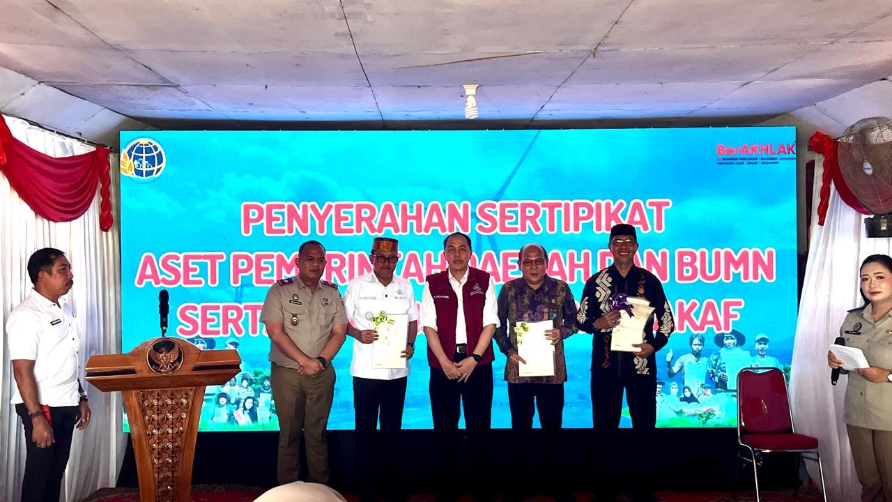 Kakankemenag Kab. Jeneponto terima sertipikat tanah wakaf