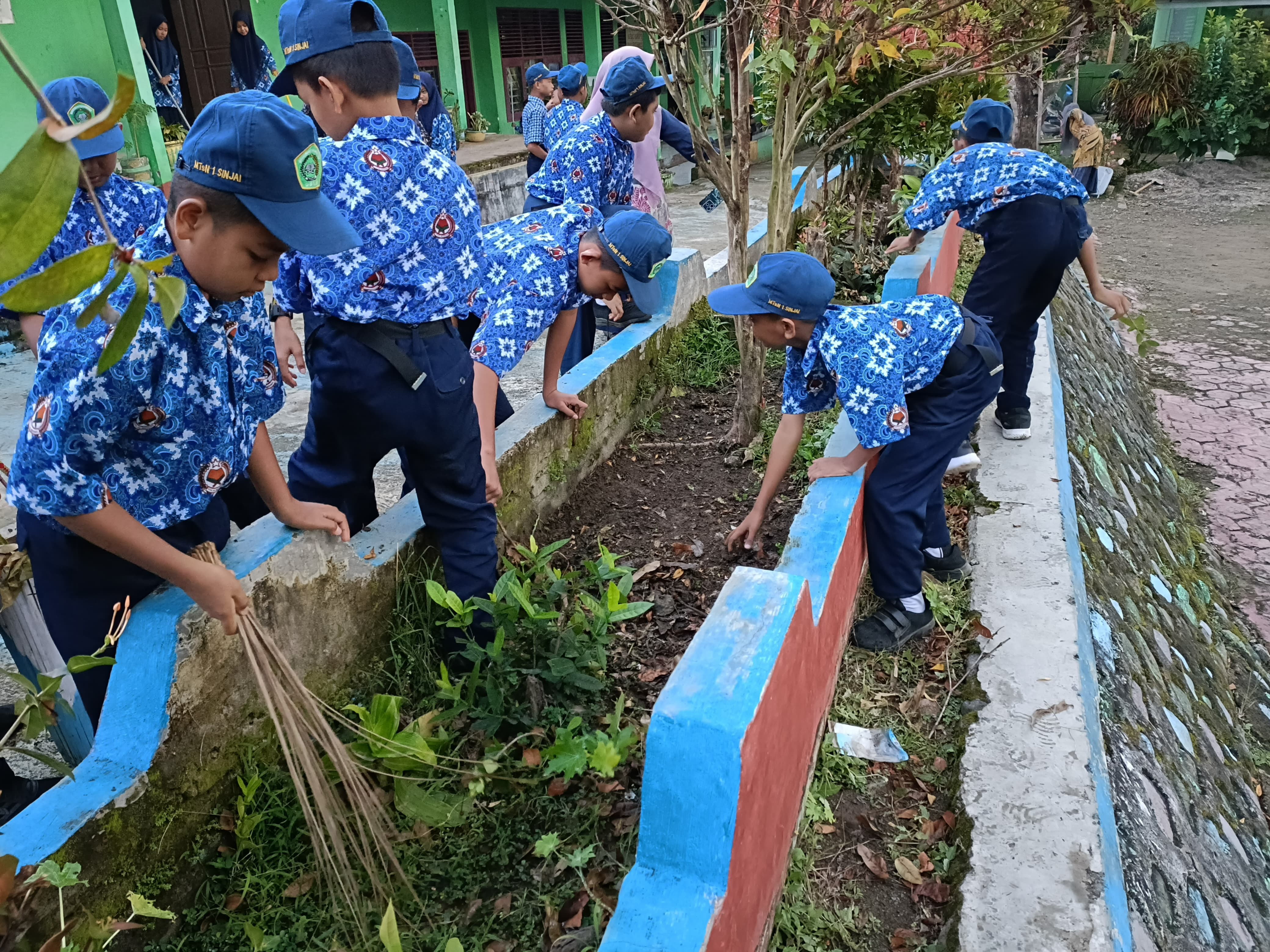 Kegiatan Kamis Bersih "KASIH" di MTsN 1 Sinjai