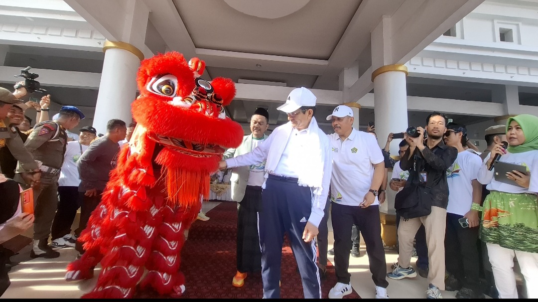 Barongsai Santri DDI Galesong Baru Sambut Menag pada Gerak Jalan Kerukunan HAB ke-80 di Bone
