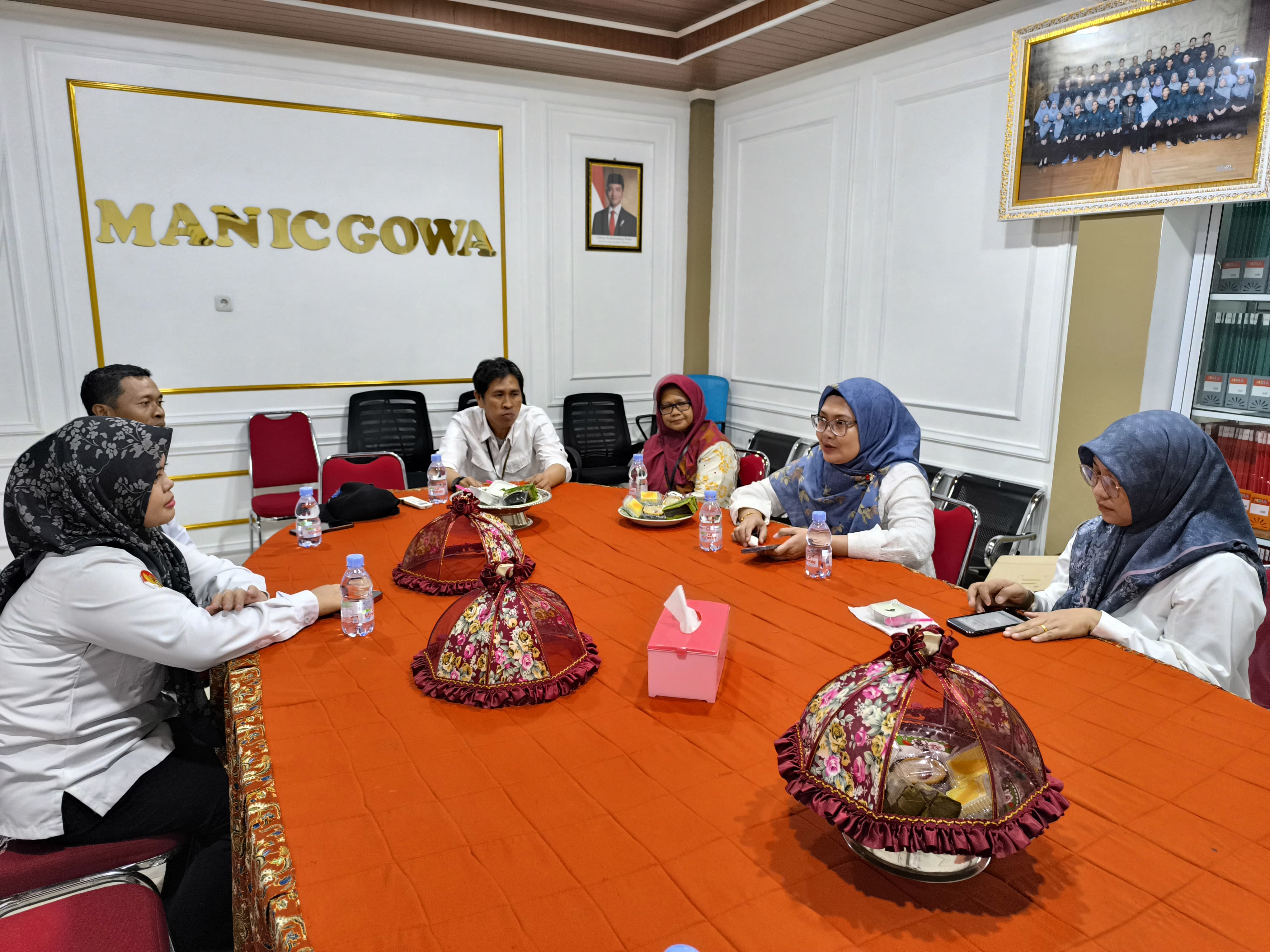 Tim di ruang rapat, sesaat sebelum pemantauan
