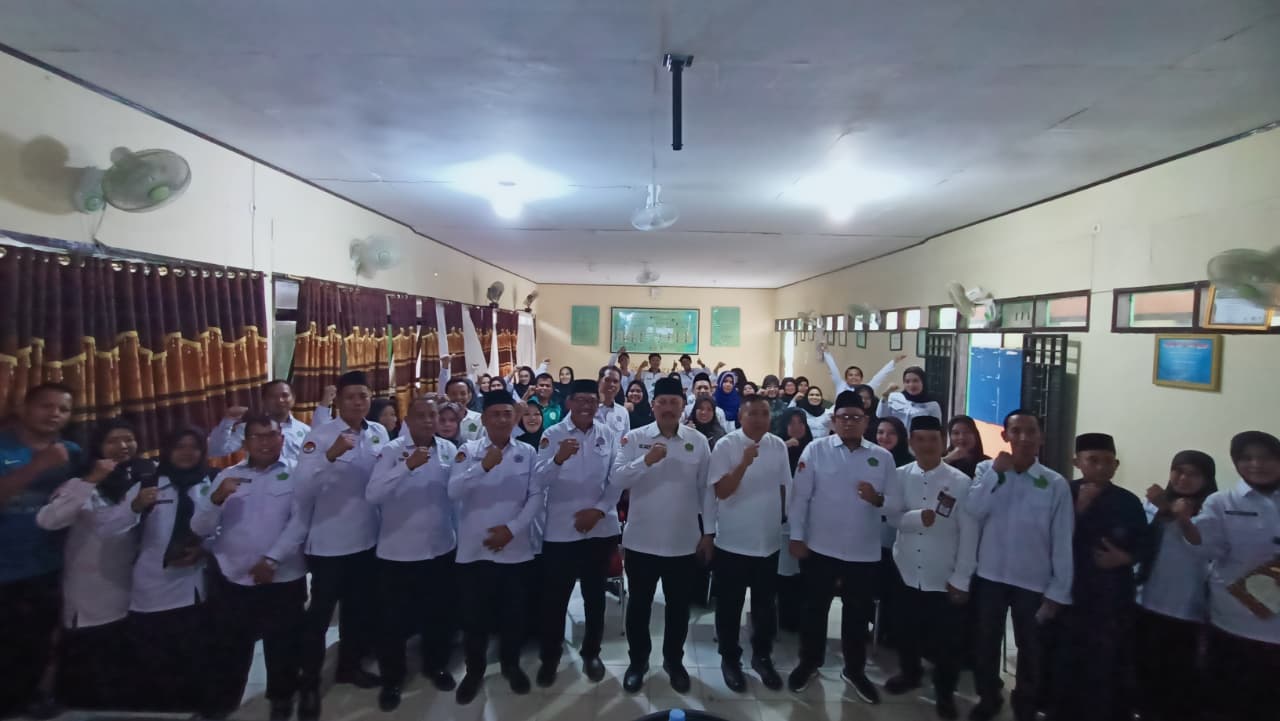 Kepala Kanwil Kemenag Sulawesi Selatan Berfoto dengan keluarga besar MTsN 2 Bone Usai Beri Pembinaan