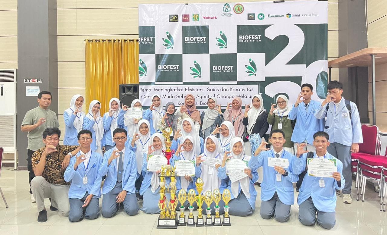 Para siswa dengan piala juara