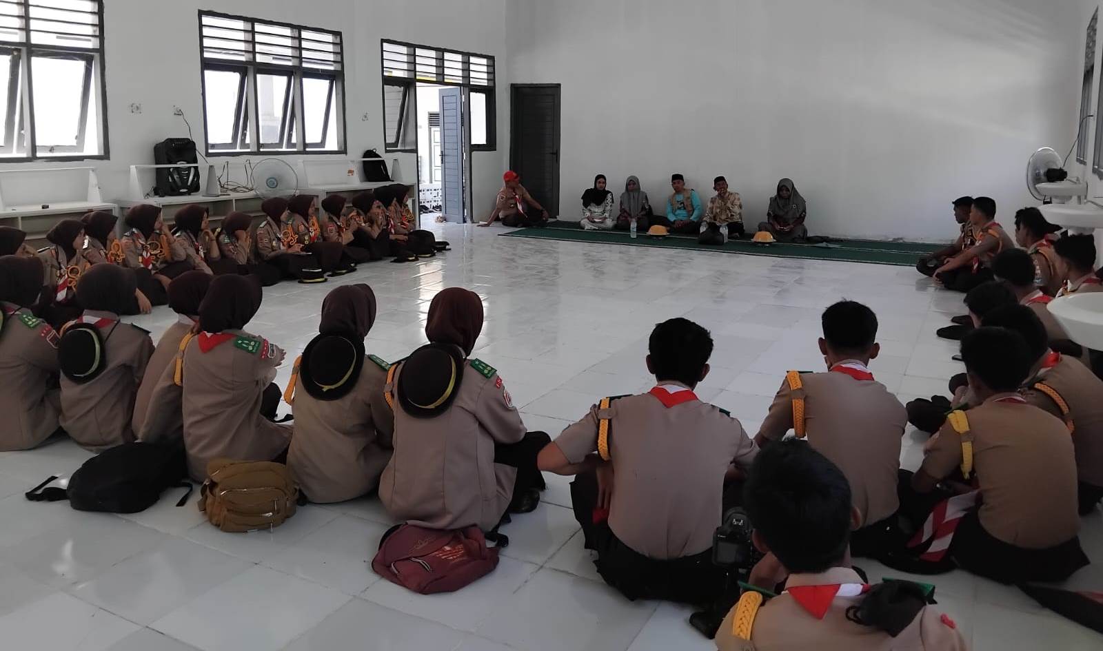 Penyuluh Agama Islam KUA Cenrana bersama pembina Pramuka SMAN 26 Bone mendampingi anggota Pramuka praktik memandikan dan menshalati jenazah pada bimbingan fardhu kifayah, Kamis (18/7/2025).