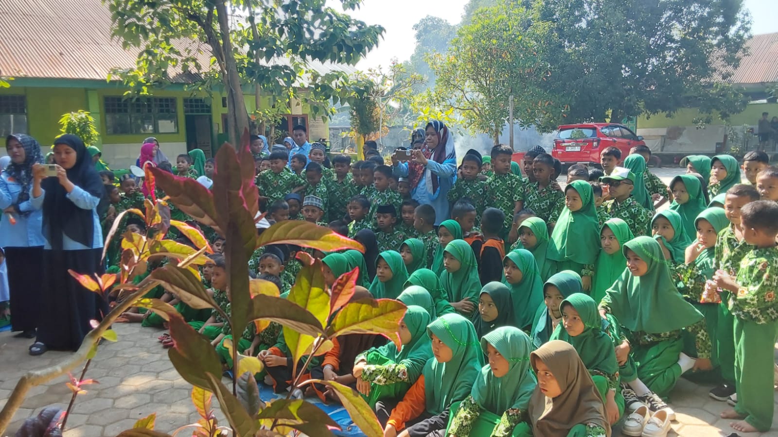 Antusiasme siswa saat menyaksikan pentas seni