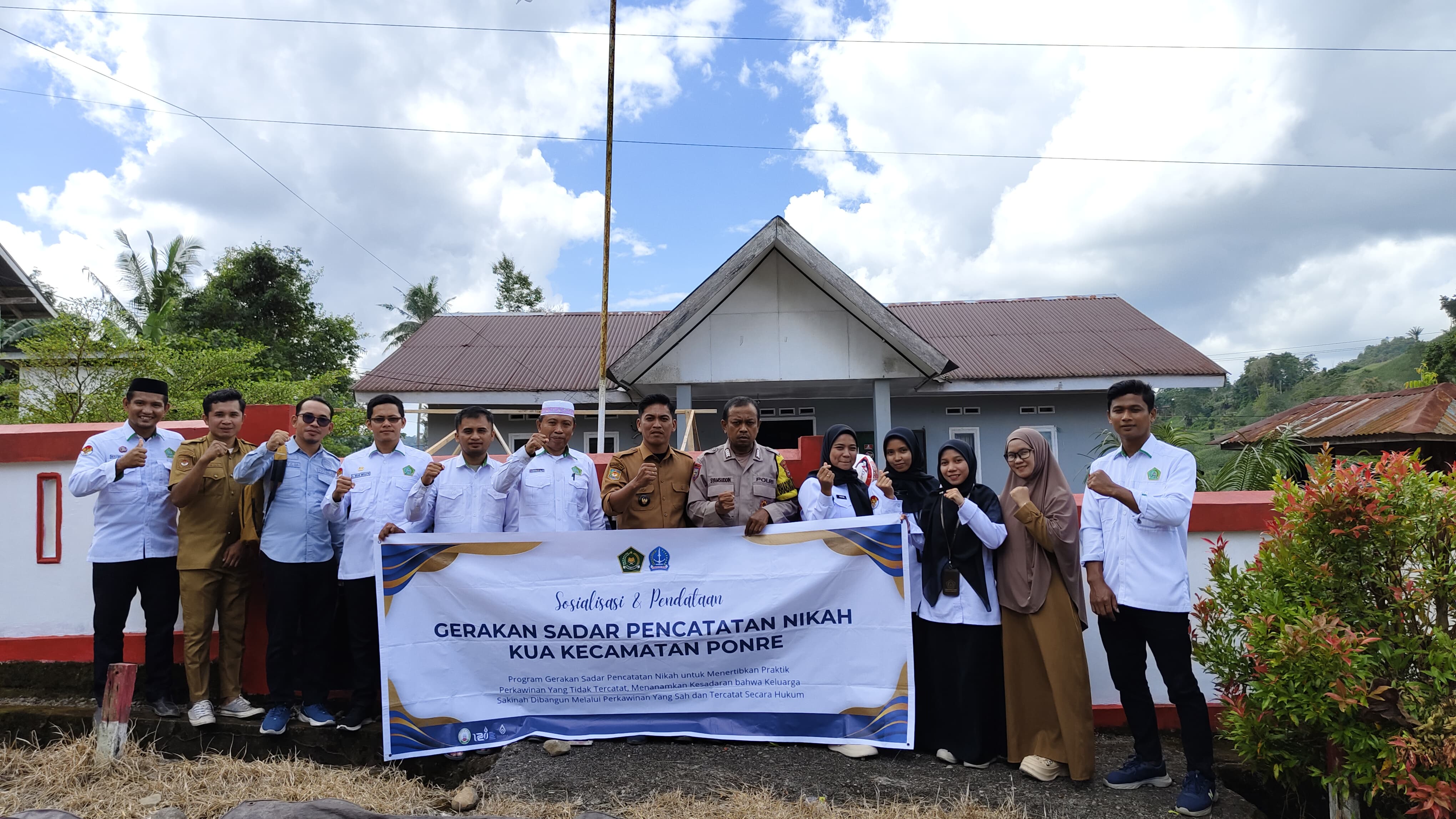 Foto bersama perangkat Desa Tellu Boccoe