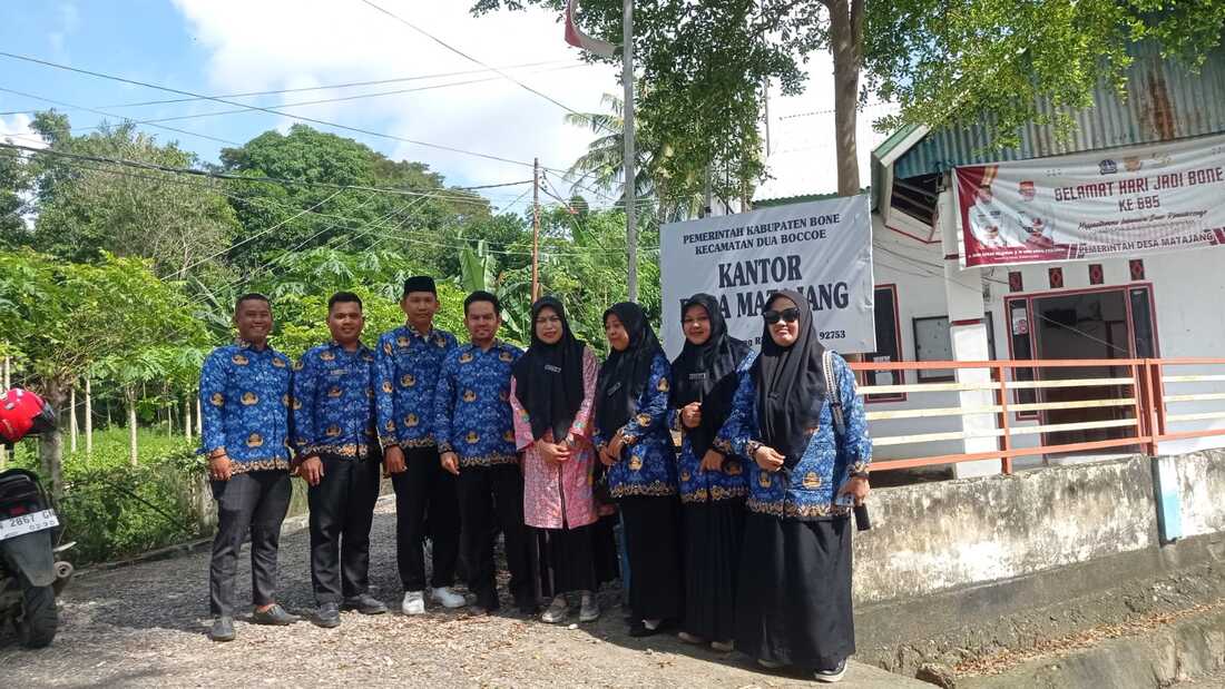 Penyuluh Kua Dua Boccoe Berfose di depan kantor Desa Matajang, Dua Boccoe, Bone